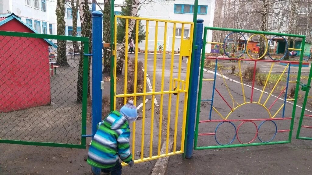 Сторож детского садика. Охрана в детском саду. Сторож в детский сад. Территория детского сада с охранником. Охранник в детском саду.