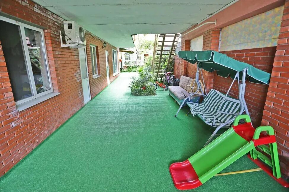 обыкновенный садово парковый газон. зеленый дворик. зеленый дворик. гостевой дом зеленый дворик витязево ул восточная 10 б. анапа дворы.