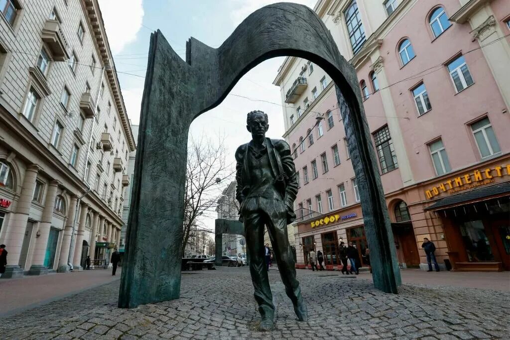 Памятник булату окуджаве на арбате. Памятники булату окуджаве в москве. Арбат 43 памятник окуджаве\. Памятник булату окуджаве в москве. Памятник булату окуджаве в москве.