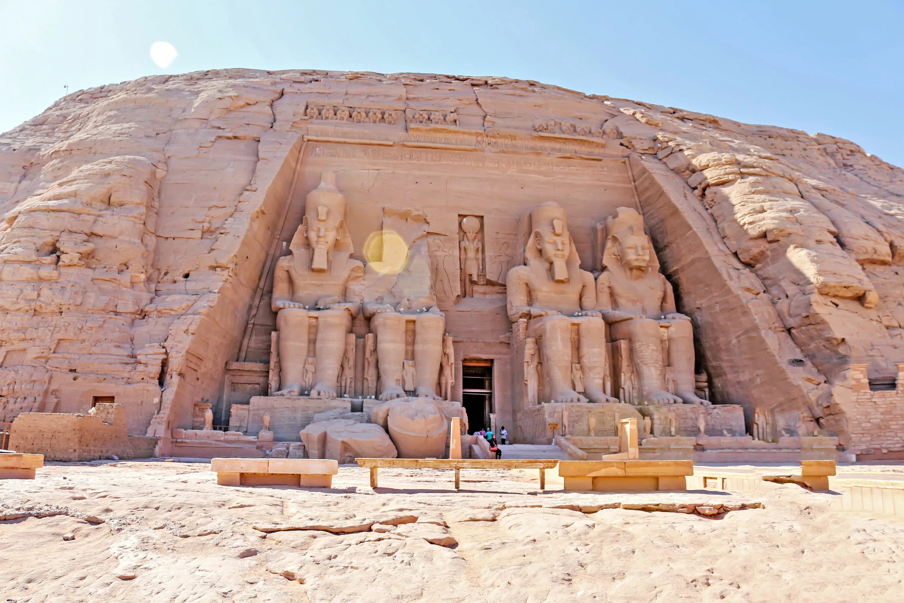 Фото большого фасада скального храма рамзеса 2. Всемирное наследие в египте. Каир пирамиды сфинкс. Папирус египетский абу симбел. Мероэ судан храмы.