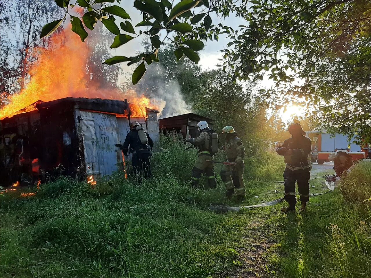 Костер осенью. Поджег кучу. Сжигание денег. Поджег кучу. Дымовой сигнальный костер.