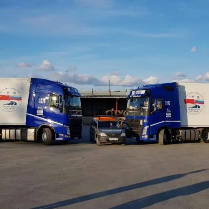 Транспортная компания лорри екатеринбург. Фура вольво лорри. Логотип лорри. Вольво сервико. Транспортная компания лорри екатеринбург.