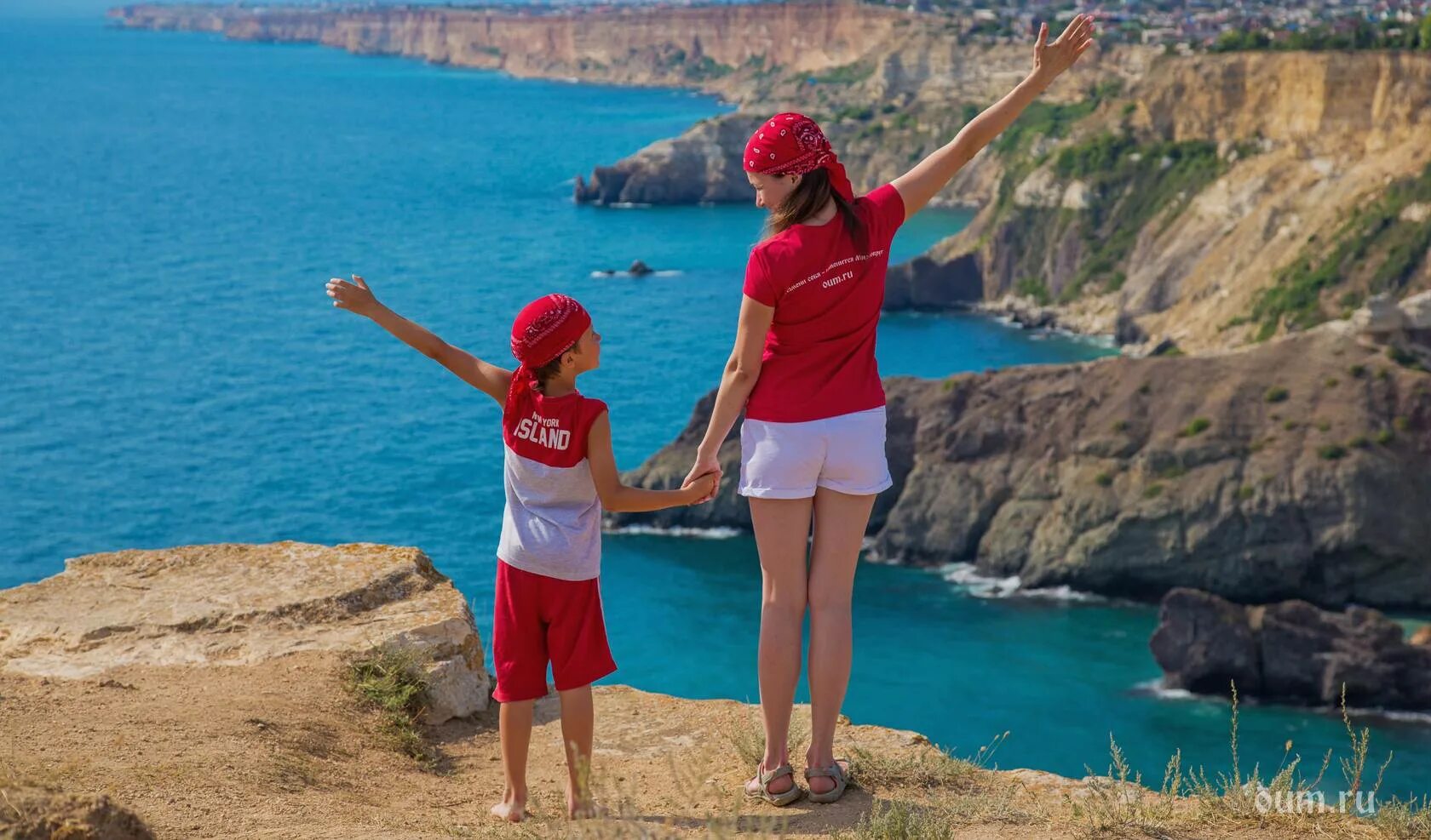 Морские путешествия на яхте. Пляжный туризм. Отдыхающие на пляжах маврикии. Девушка едет в кабриолете. Подошел отдых.