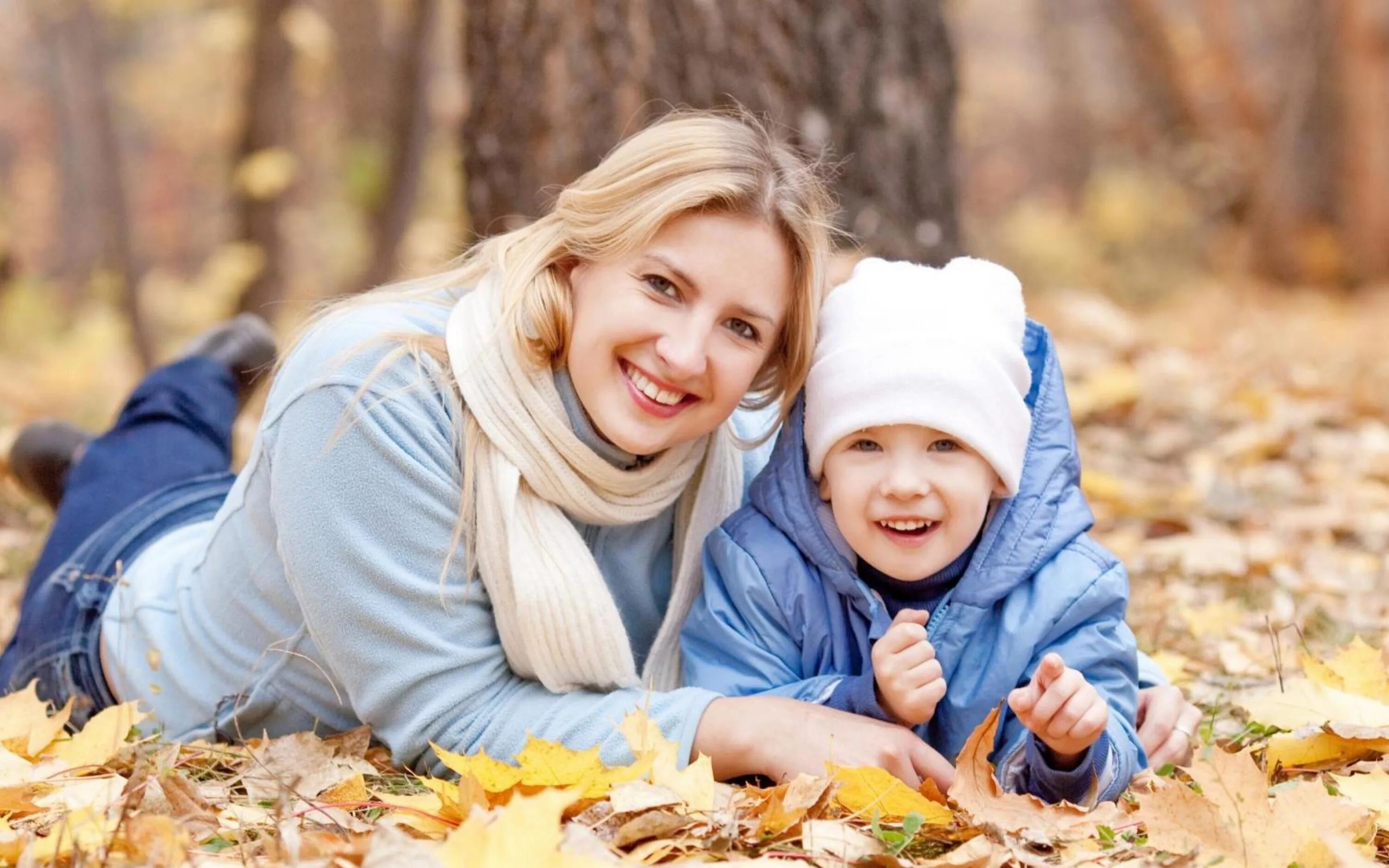 Mom and child. Женщина с ребенком. Мать с ребенком. Мама с ребенком осень. Фотосессия мама и малыш.