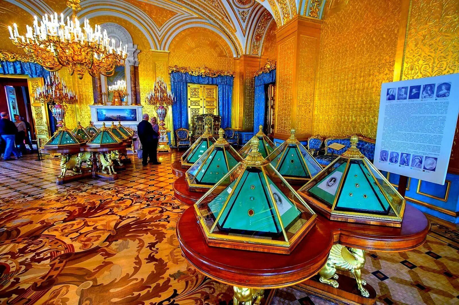 Эрмитаж санкт-петербург золотая кладовая. Драгоценная комната. Драгоценная комната. Зимний дворец санкт-петербург бриллиантовая комната. Бриллиантовая галерея драгоценностей эрмитажа.