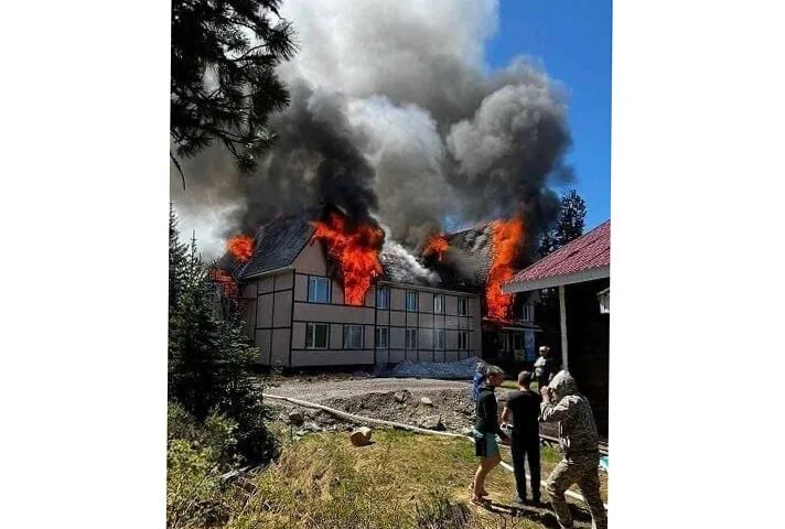 Сгорела турбаза водолей. База горит. горит отель. ергаки сгорел отель. база ергаки отдыха сгорела.