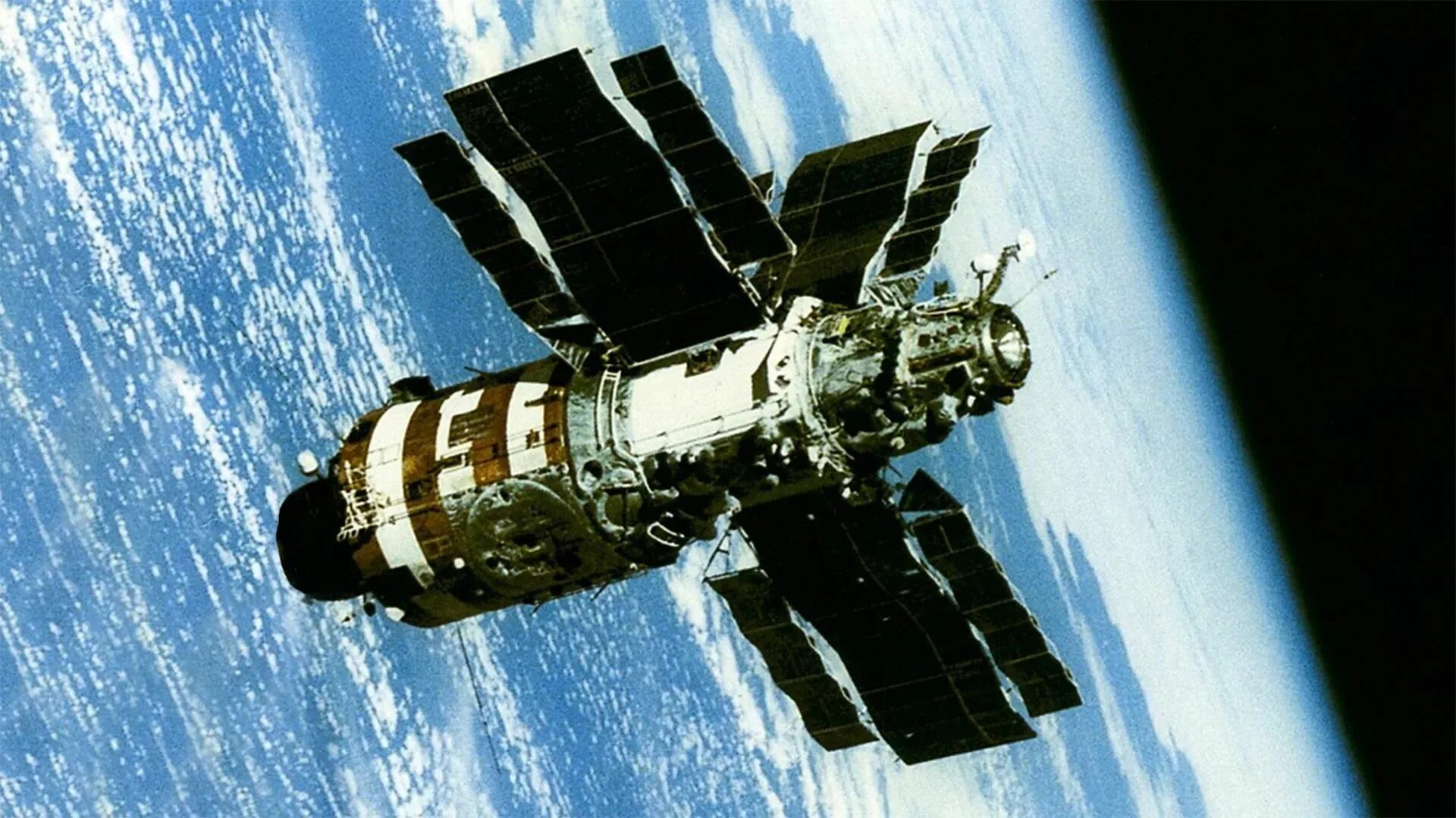 Первая космическая станция салют 1. Салют-1 орбитальная станция. Орбитальная станция салют-7. Советская орбитальная станция салют. Космическая станция салют 1.