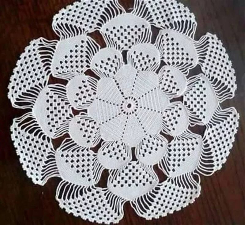 Объемная вязаная салфетка. Объемные салфетки. Салфетка 3д крючком. Салфетка 3д крючком. Необычные вязаные салфетки.