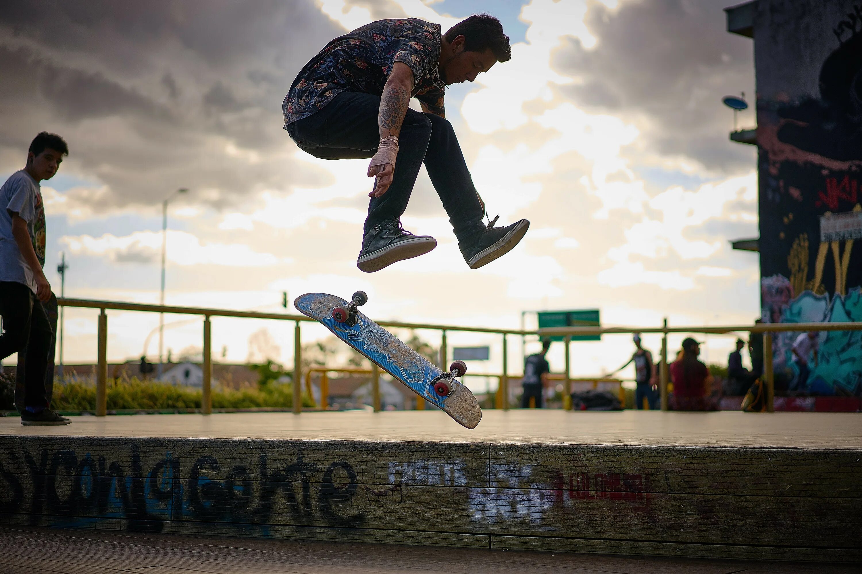 Скейтеры. Парни скейтеры. Ава для скейтера. Skate фото. Скейтборд для трюков.