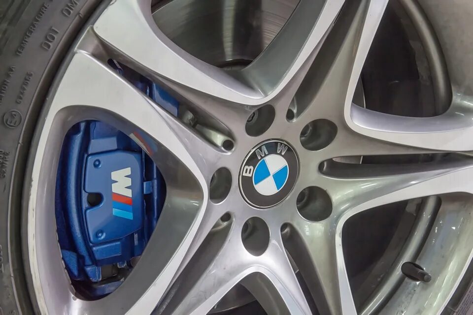 Суппорта f10. Покраска суппортов bmw f10. суппорт бмв м5. bmw f10 синие суппорта. цвет суппортов бмв х5.