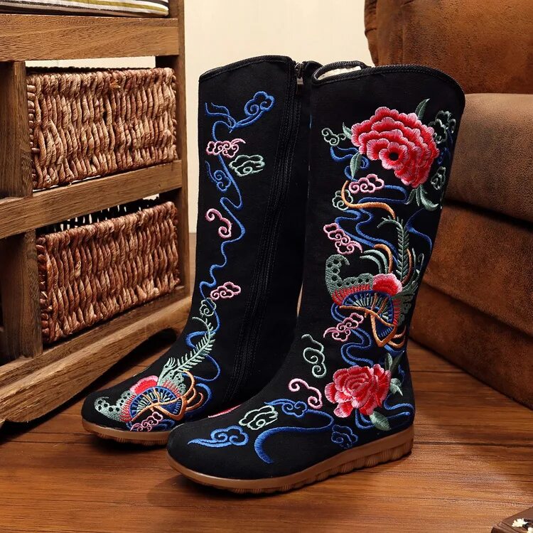 Тканевые ботинки. Парусиновые ботинки. Текстильные кроссовки носки женские. Ботинки доктор мартинс серые тканевые. Тканевые ботинки.