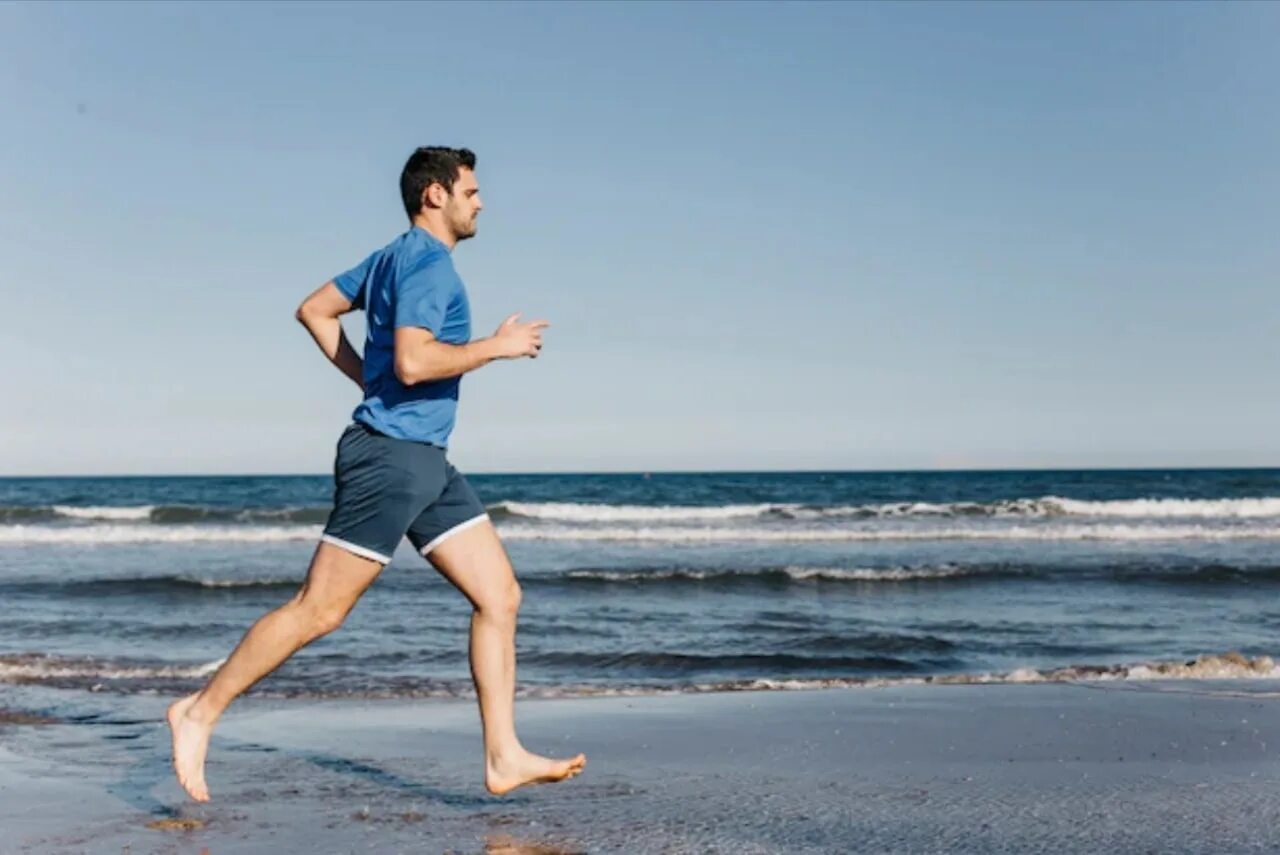 Side run. Бегущий человек. Мужчина бежит. Человек бежит вперед. Бегущий человек с боку.