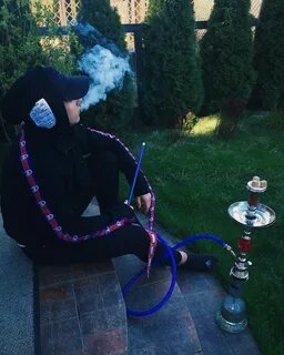 Парни курят кальян