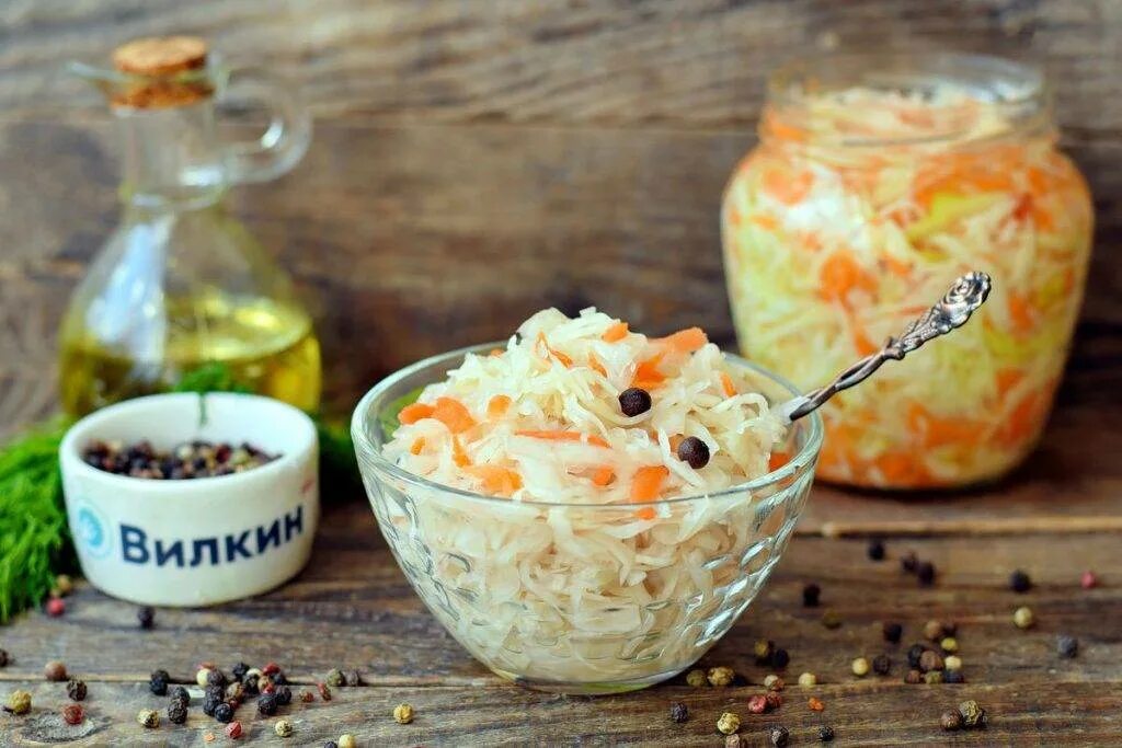 Вкусная капуста на зиму очень хрустящая квашеная. Маринад для капусты. квашеная капуста в банке. квашенная капуста в банке. квашеная капуста в банках.