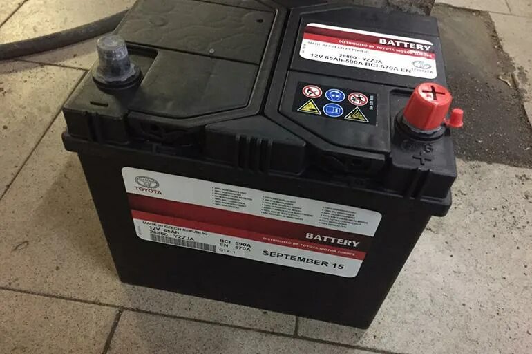 Аккумулятор toyota camry v50 3. 4 автомат. 5. 4 аккумулятор. Акб тойота камри.