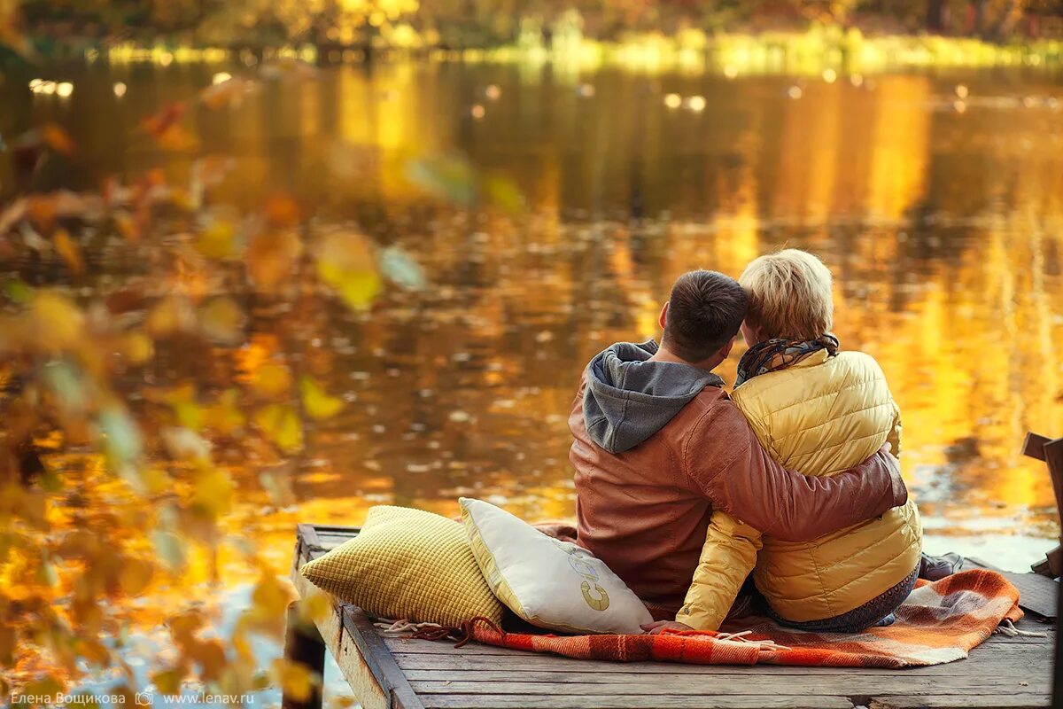 вместе осенний. осень романтика. осенняя прогулка. осенняя встреча влюбленных. девушка осень.