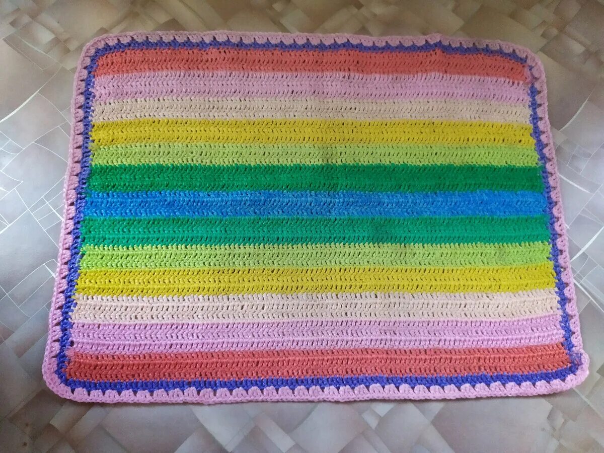 Коврик из полипропиленовой нити. Коврик из полипропилена крючком. Коврики из полипропилена крючком. Вязаный ковер. Коврик из полипропиленовой пряжи крючком.