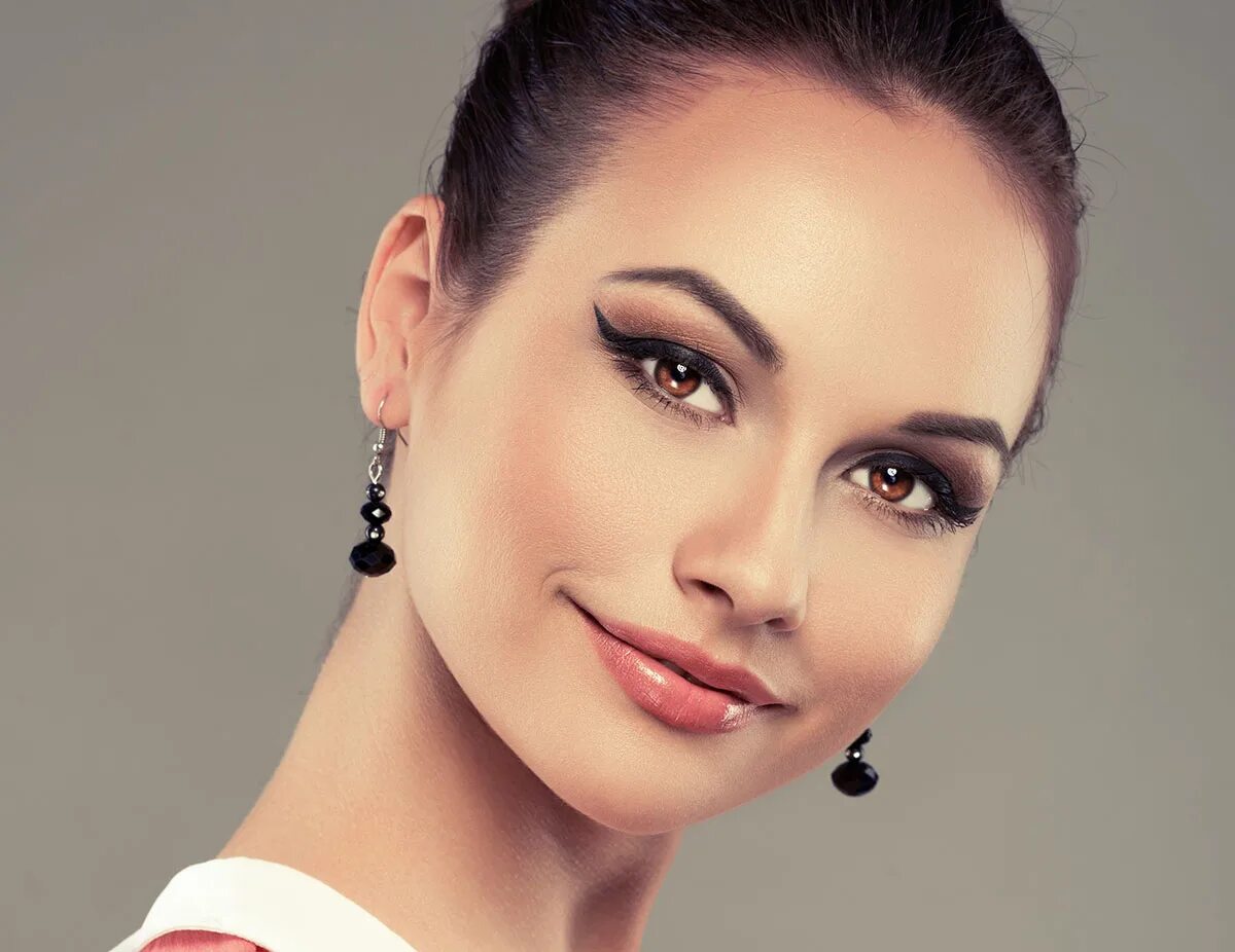 Девочка со стрелками. Девушка с красивыми стрелками. Девочка со стрелками. Стрелки макияж. Бордовая помада.