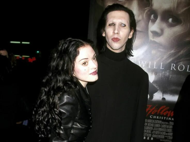 Роуз макгоуэн и мэрилин мэнсон на церемонии 1998. Marilyn manson и роуз макгоуэн. Мэнсон роуз. Marilyn manson и роуз макгоуэн. Мэрилин мэнсон и роуз макгоуэн 1998.