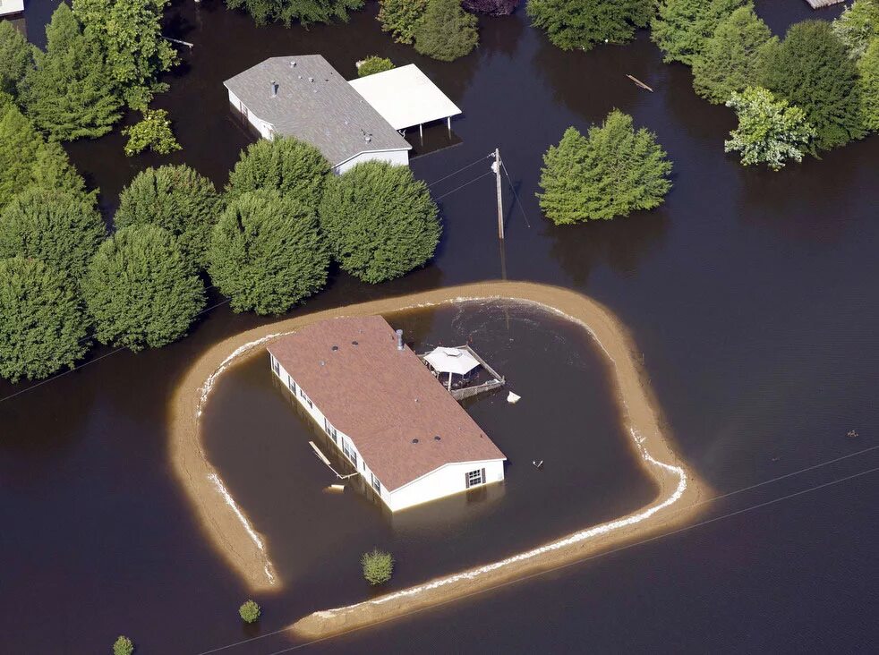 Города окруженные водой. Миссисипи дамба. Дом от наводнения. Спас дом от наводнения. Защита участка от наводнения.