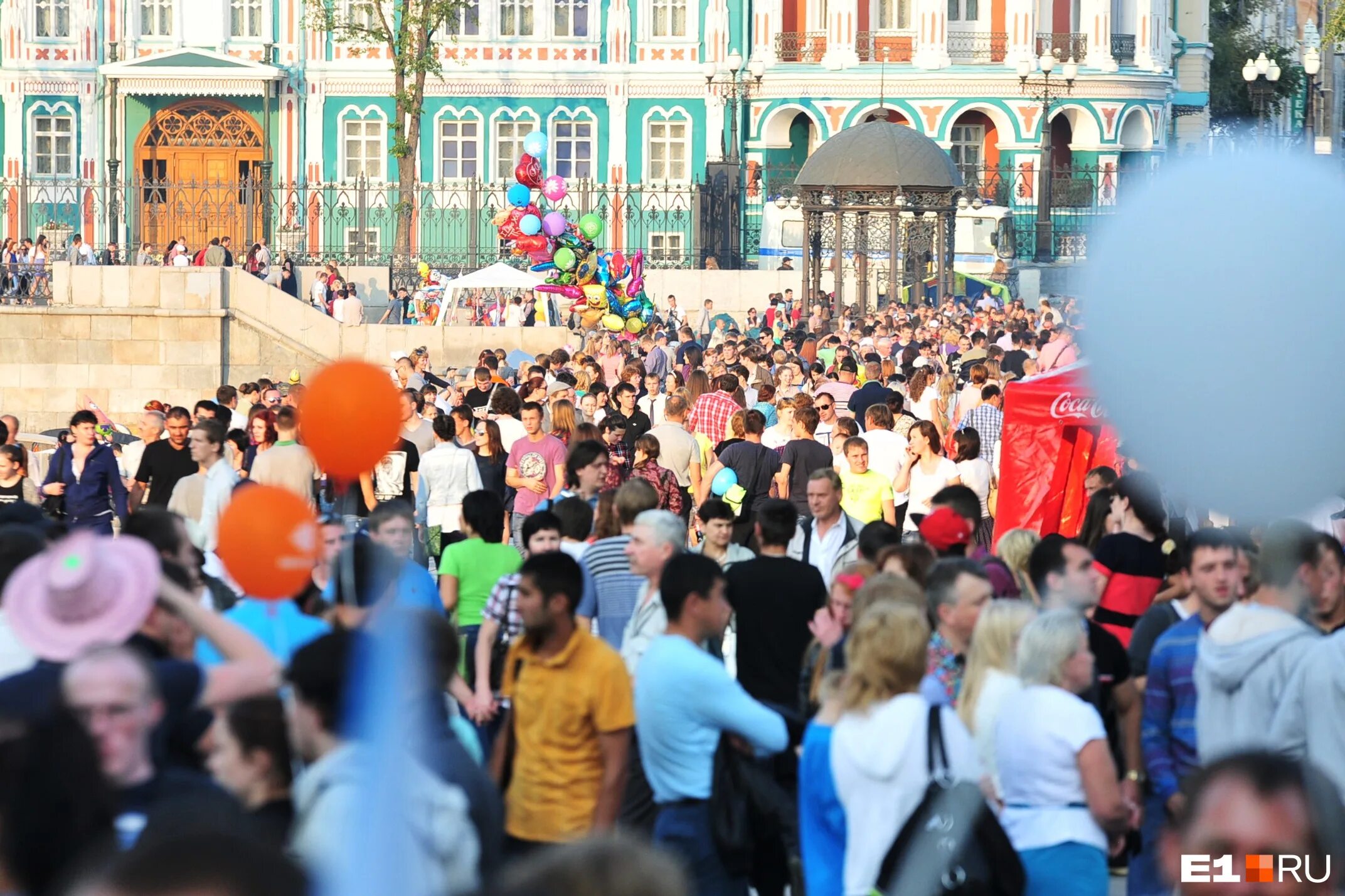 екатеринбург люди. екатеринбург люди. сквер в екатеринбурге под храм. екатеринбург люди. какие жители екатеринбурга.