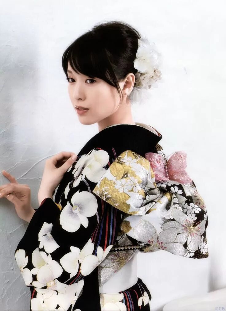 Japanese women is. Японская девушка в кимоно. Японская одежда для девушек. Японские дамы в кимоно. Японские женщины фото.