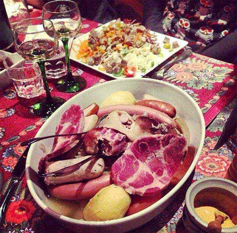 Еда фото реальные. Блюда на обед. Еда в ресторапн. Фото еды красивые. Стол в ресторане с едой.