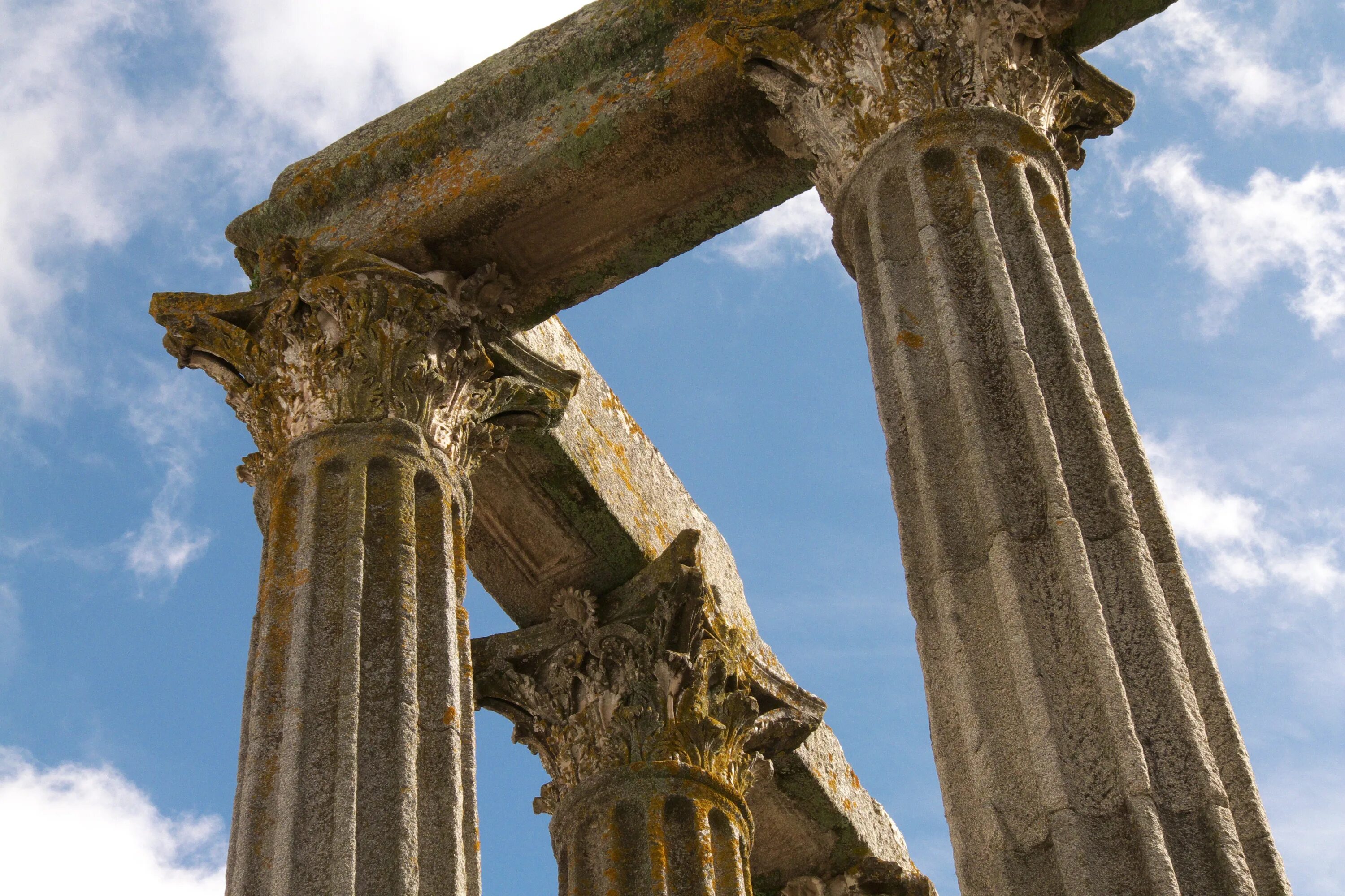 Колонна в прошлом 5 букв. Колонны в древнем Риме. Древние здания. Древние колонны. Античные здания.