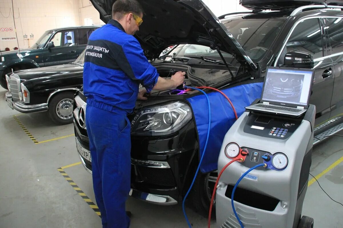 Заправка кондиционера mitsubishi l200. Заправка кондиционера авто. Заправщик автокондиционеров. Вакуумирование кондиционера автомобиля. Заправщик кондиционеров авто.