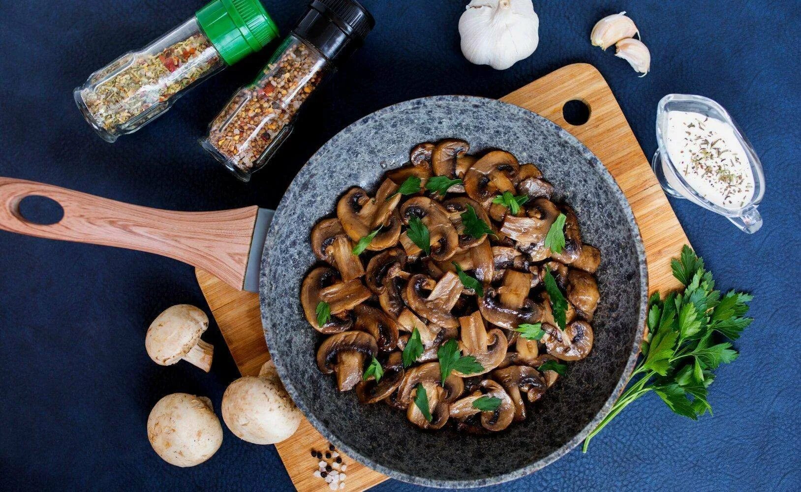 Как вкусно пожарить белые грибы. Лесные грибы жареные сервировка. жареные грибы хама. ростки бамбука жареные с грибами.