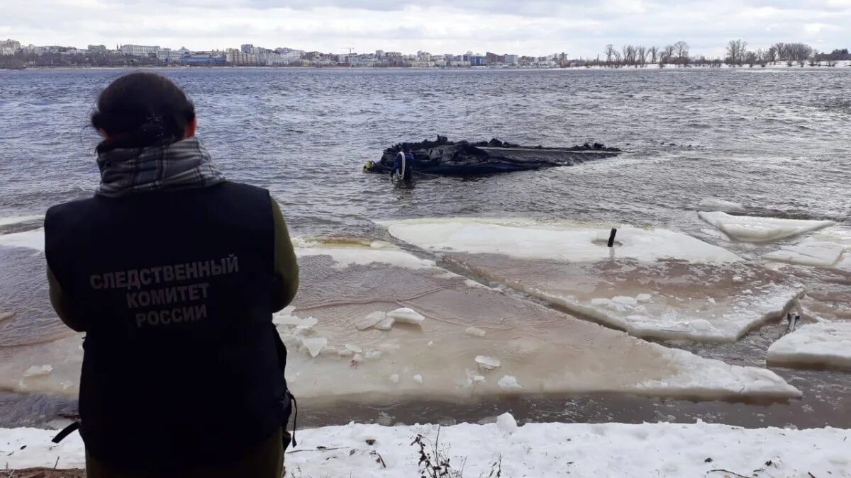 Утонул апрель. В Самаре затонуло судно на воздушной подушке. В Самаре на Волге перевернулось судно на воздушной подушке. Затонувшие суда на Волге.