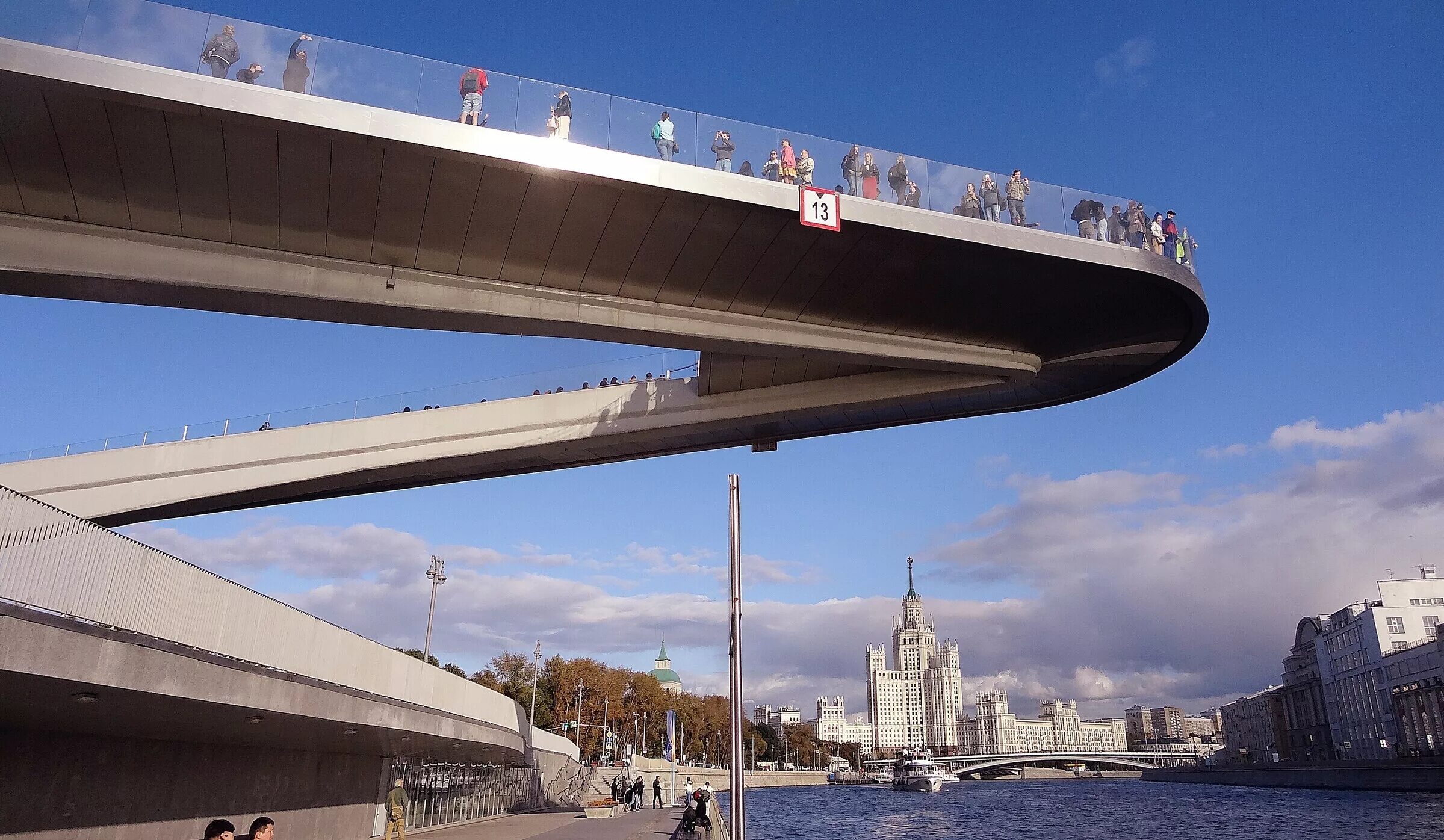 Парк Зарядье мост. Парящий мост в Зарядье. Парящий мост в Москве в парке Зарядье. Парящий мост Орехово Зуево. Навесной мост в москве