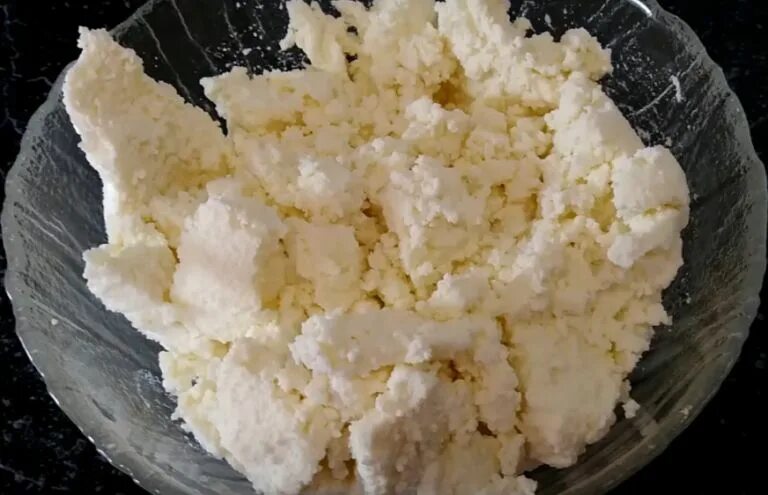 Творог из скисшего. Творог прокис. кислотный творог. творог с кислинкой. творог крупинками.