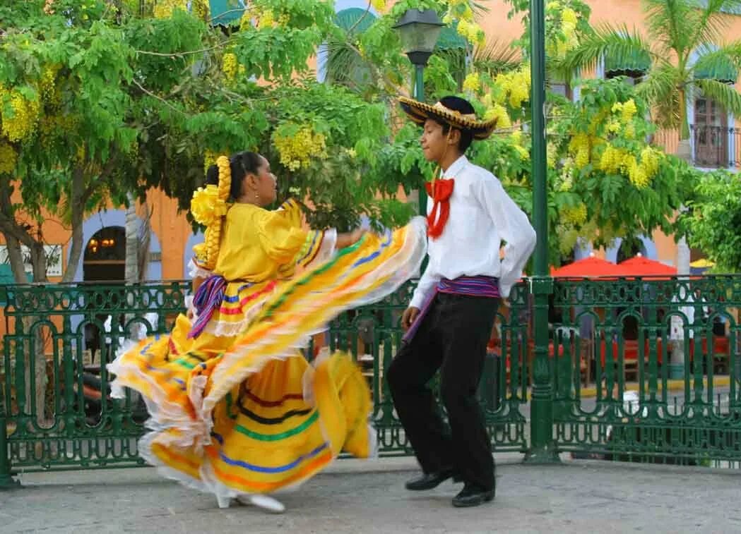 Особенности быта мексики. Мексика карнавал в Сомбреро. Мексиканцы Мексика Сомбреро. Мексиканские танцы. Мексиканский народный танец.