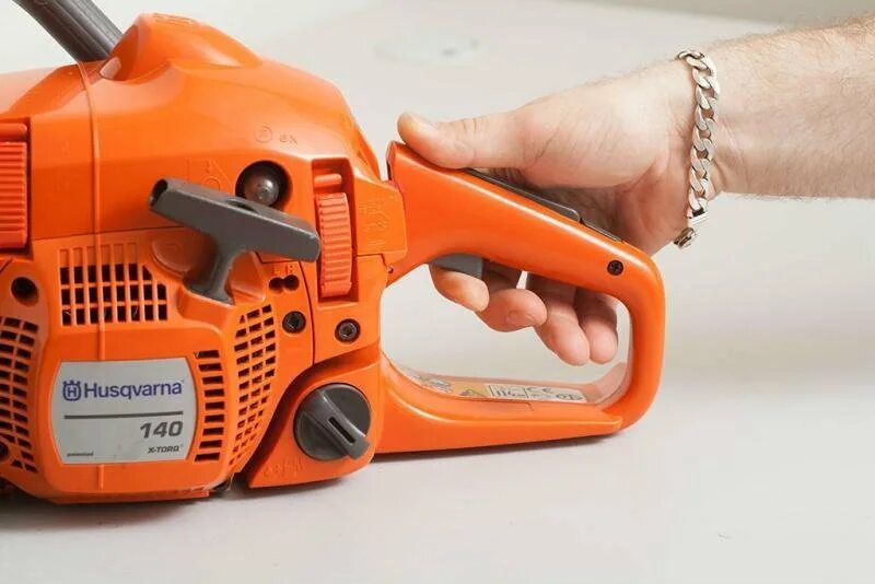 Хускварна 135 фото. Пила хускварна 140 характеристики. Husqvarna 135 husqvarna 140. Husqvarna 140 (40см). Бензопила husqvarna 61 420e.
