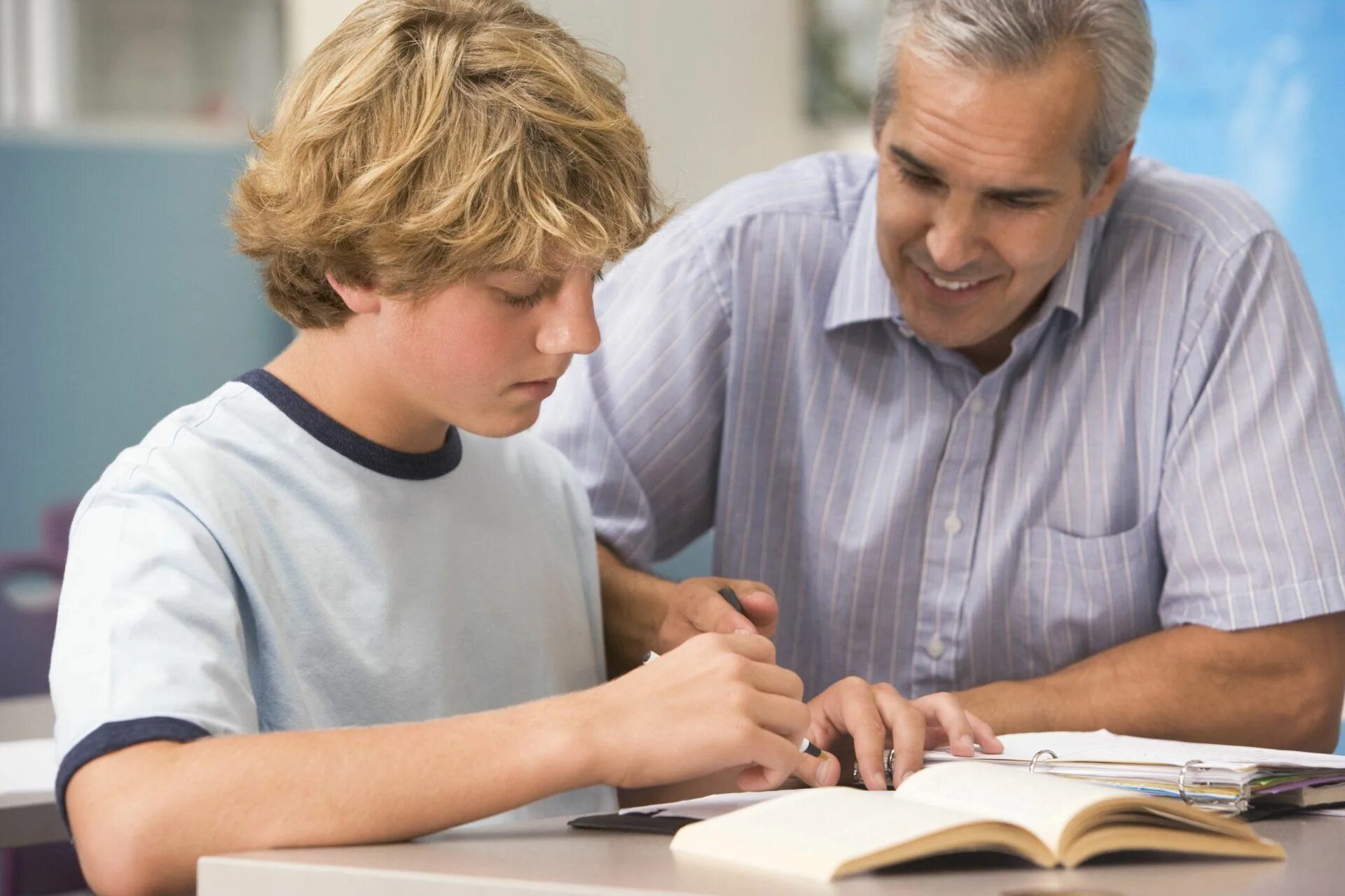 Tutor teacher. Школьник с родителями. Подросток и учитель. Наставник и ученик. Родители и школьники.