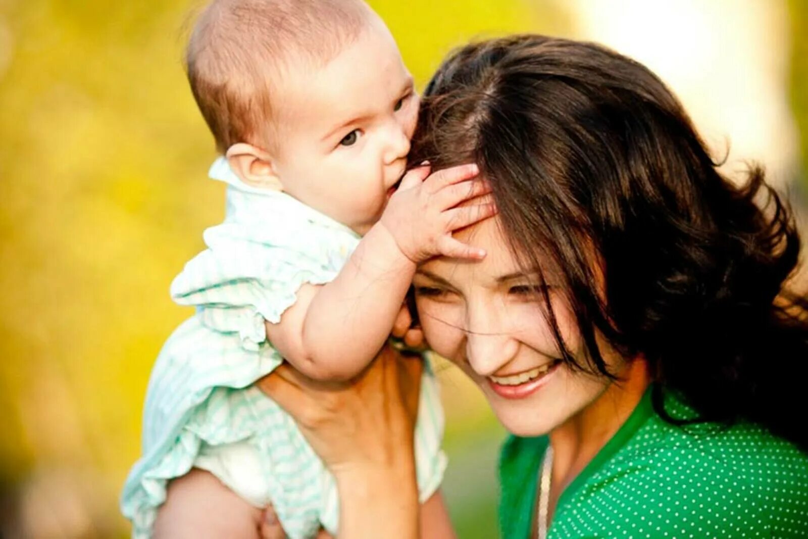 Фото мамы с ребенком крокус. Мать с ребенком. Мама с ребёнком на руках. Мама с ребенком счастье. Фото мамы.