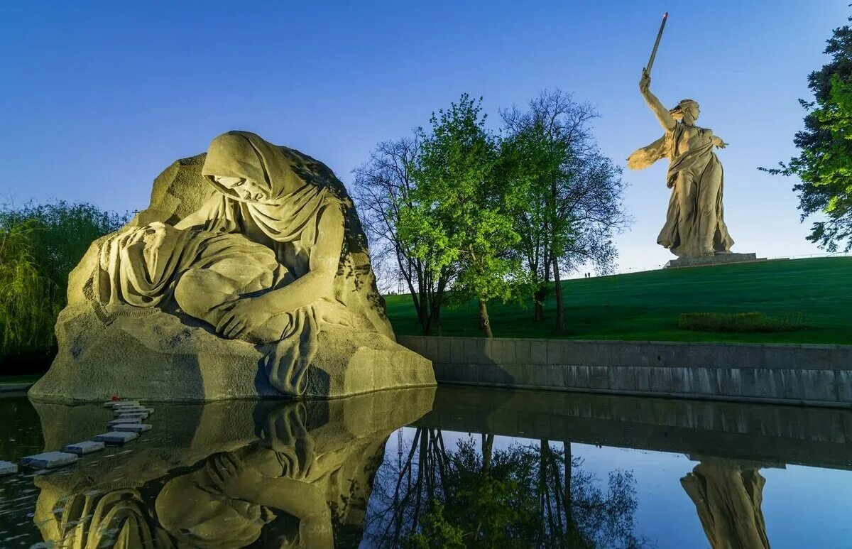 Волгоград мемориальный комплекс на Мамаевом Кургане. Мемориал комплекс Мамаев Курган. Волгоград Родина мать Мамаев Курган Сталинградская битва. Мемориал Родина мать на Мамаевом Кургане. Памятник мать земля