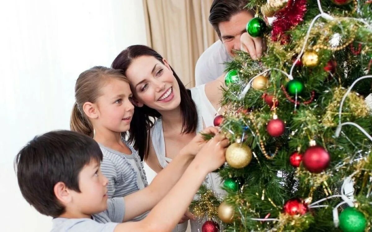 Новый год семья. Новый год семейный праздник. Украшаем елку всей семьей. Новогодние традиции в семье.