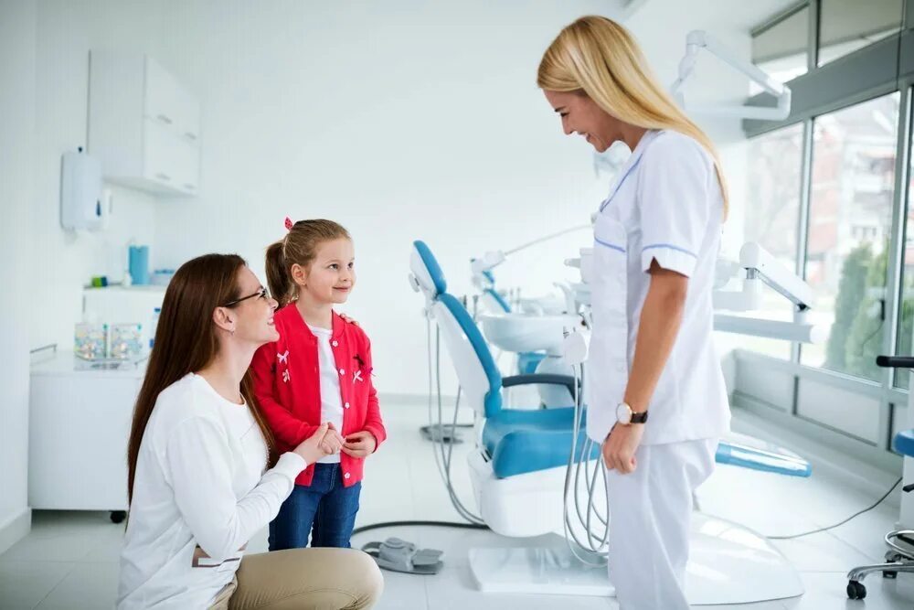 Детская стоматология отзывы о врачах. Ребенок у стоматолога. Ребенок на приеме у стоматолога. Ребенок в стоматологическом кресле. Мама и ребенок стоматология.