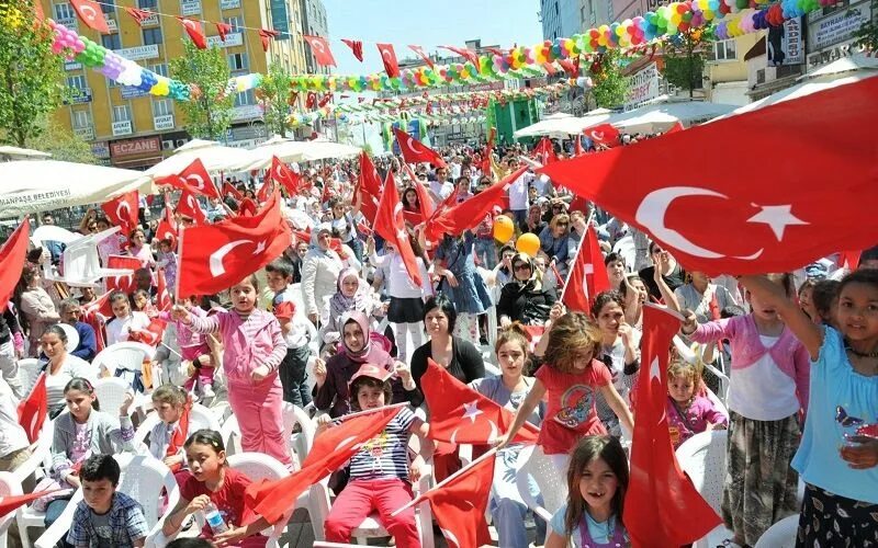 Турция сегодня какой. 23 Nisan праздник в Турции. 23 Апреля день детей в Турции. 23 Апреля в Турции. День национальной независимости и детей Турции.