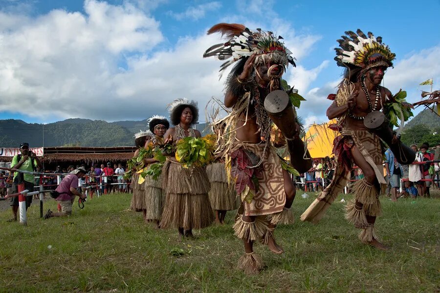 вторая половина к гвинее 5 букв. республика гвинея фрия. президент папуа новая гвинея в оон. папуа новая гвинея джаяпура. индеец смеется фото.
