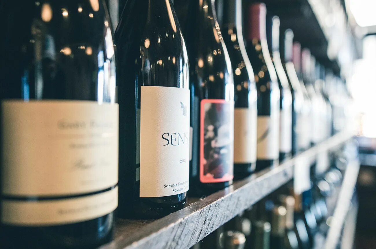 Вино марион. The best wine. Друзья и вино. Напиток вино. Classic wine label.