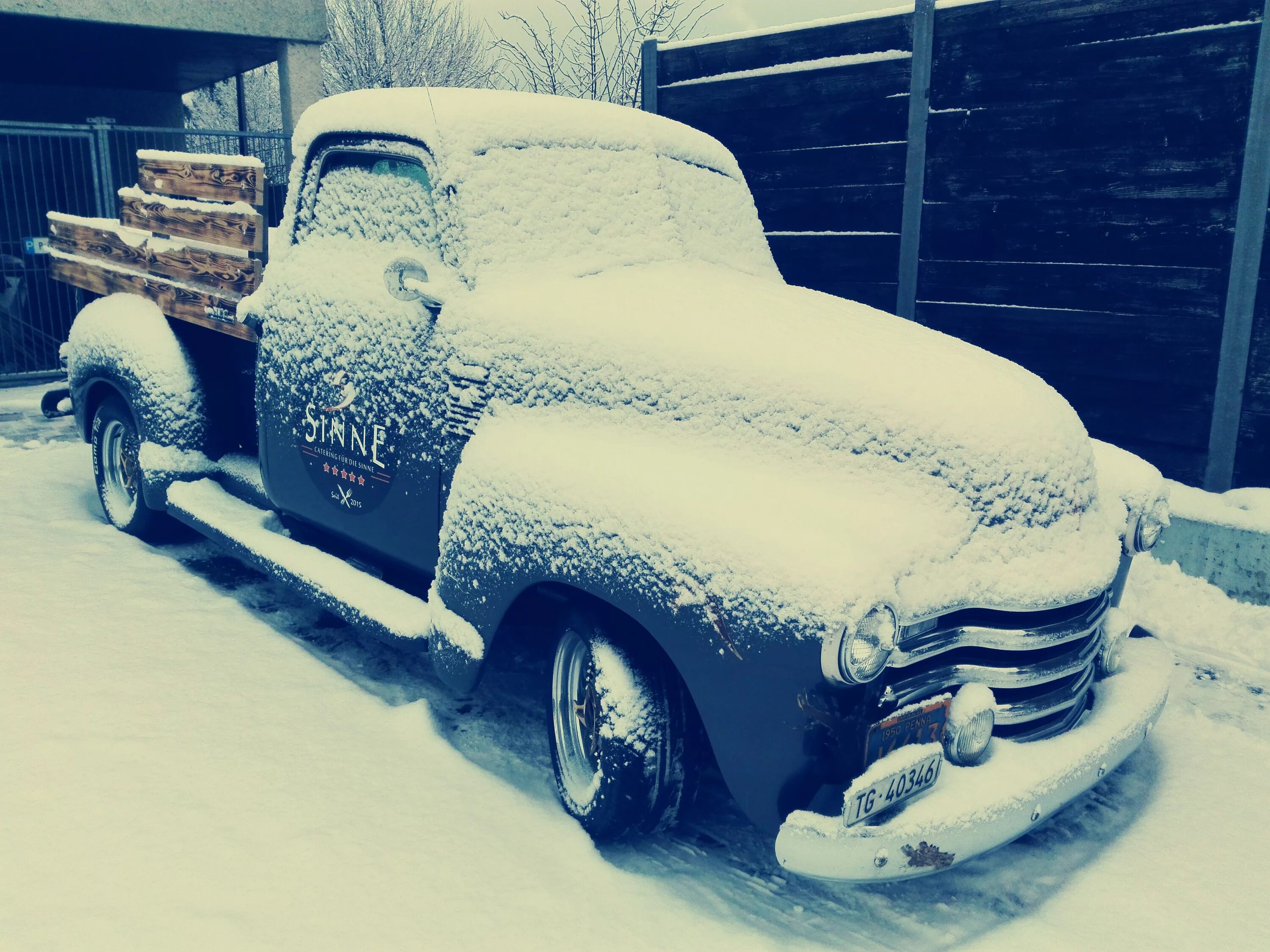 Машина в снегу. Машина под снегом. Ретро машина снег. Ретро авто в снегу.