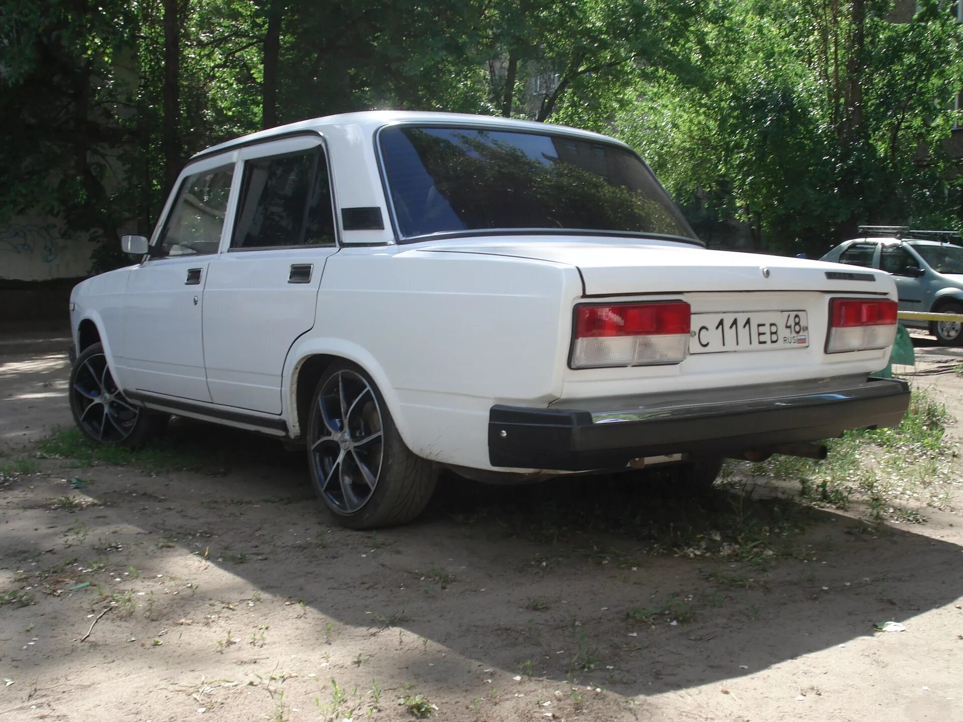 Ваз 2107 на 16 дисках. Лада 2107 r16. Ваз 2107 r15. Ваз 2105 r16. 2107 на всмпо вега.