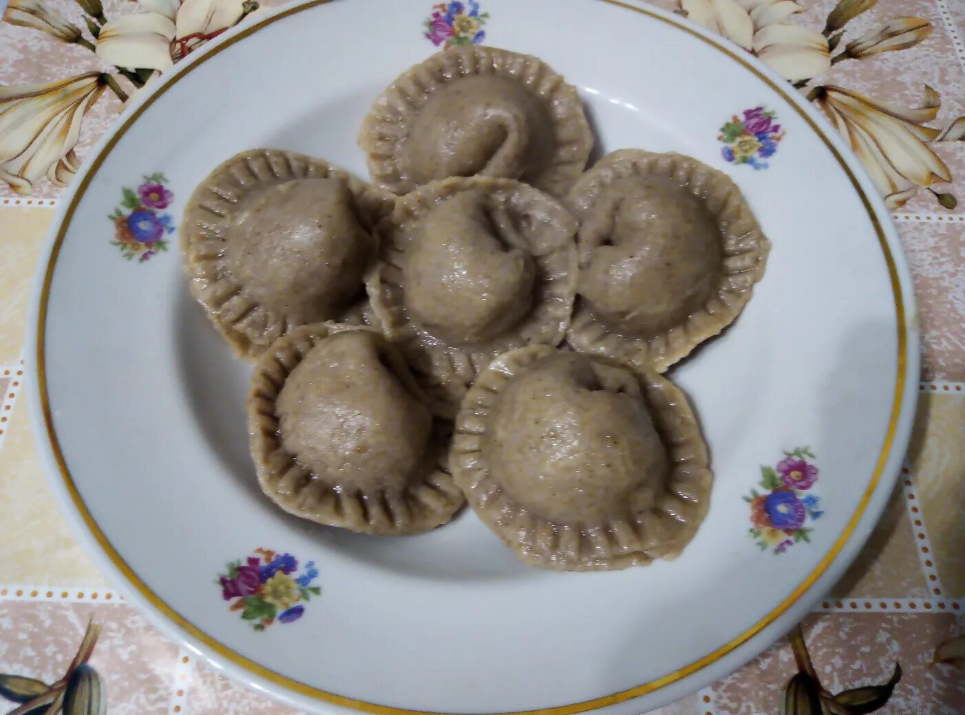 Пельмени из ржаной муки рецепт. Пельмени из ржаной муки. пельмени из цельнозерновой муки. пельмени из гречневой муки. вареники из ржаной муки.
