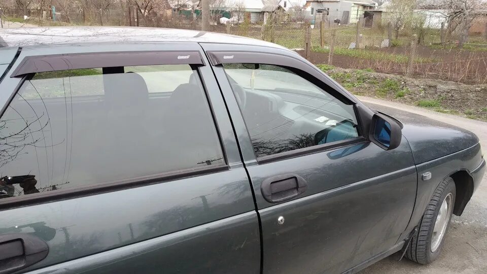 Дефлектор 2110. Ветровики на ваз 2110. Дефлекторы окон ваз 2110. Дефлектор ваз 2110 передней панели. Ветровики на ваз 2110 на окна.