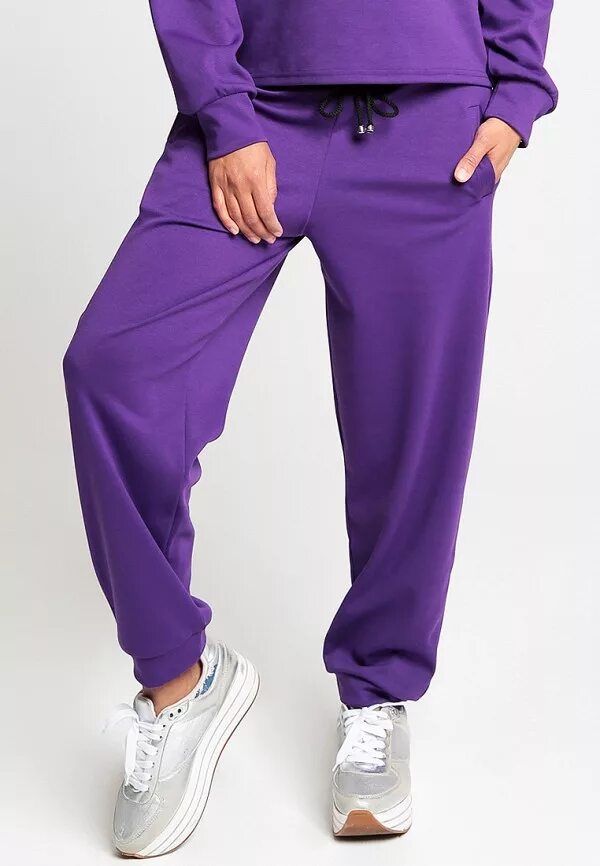 Спортивный костюм женский. Фиолетовый спортивный костюм женский. Фиолетовые спортивные штаны. Фиолетовые спортивные штаны женские.