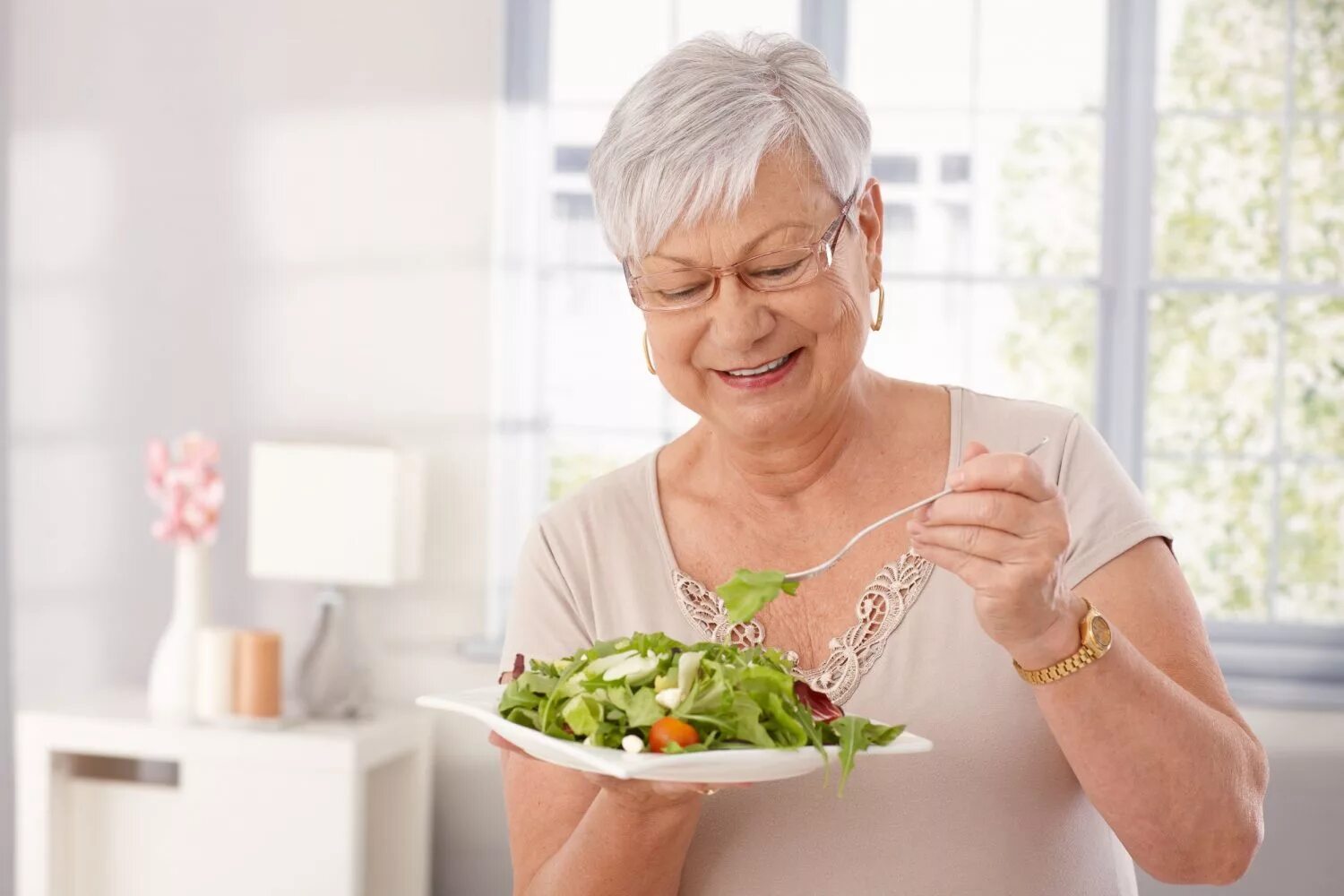 Питание пожилых. Диетотерапия пожилых людей. Правильное питание для пожилых. Пожилая женщина с едой.