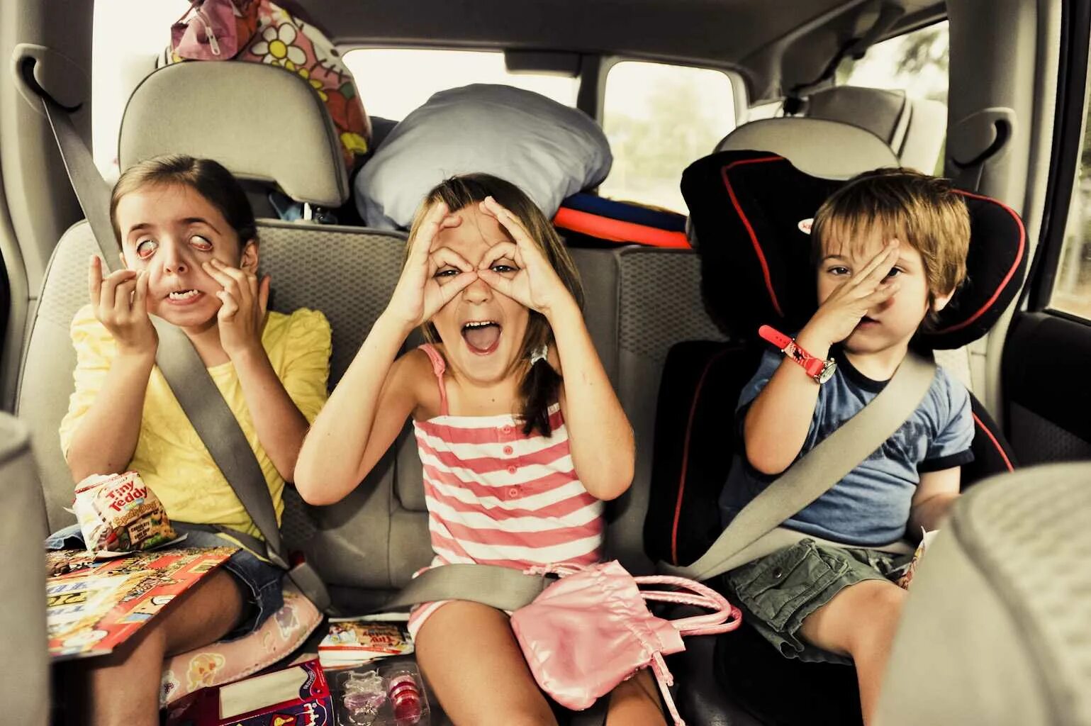 Путешествие на машине с детьми. Поездка с детьми на машине. Машина для детей. Дети путешествуют.